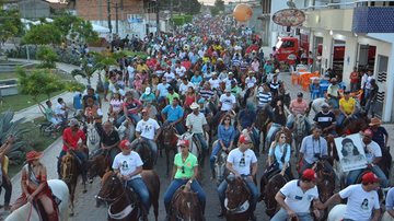 Imagem Cavalgada de 10 km marca abertura oficial da Vaquejada em Serrinha 2014