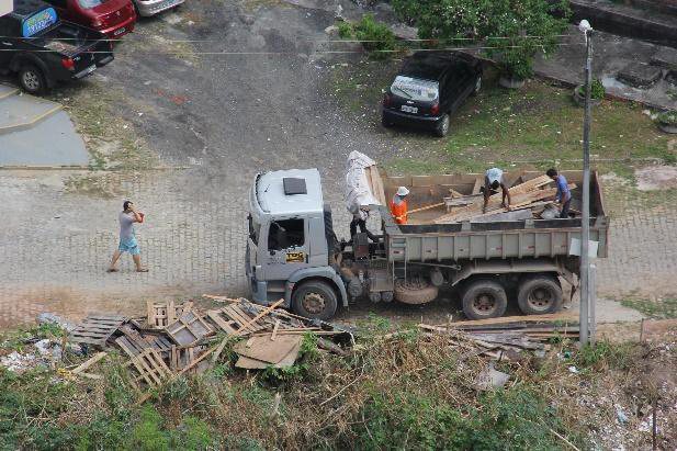 Imagem Após denúncia do Bocão, Sucom derruba muros de Área de Proteção Ambiental
