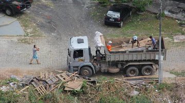 Imagem Após denúncia do Bocão, Sucom derruba muros de Área de Proteção Ambiental