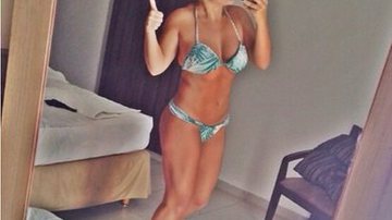 Imagem Fernanda Souza faz selfie de biquíni no espelho e recebe elogios na web
