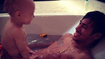 Imagem Neymar publica foto com o Davi Lucca na banheira