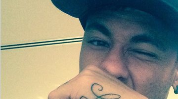 Imagem Apaixonado? Neymar faz declaração de amor em foto com nova tatuagem 