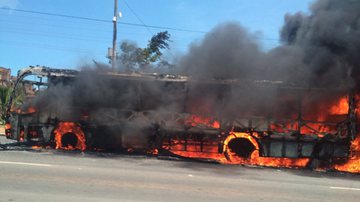 Imagem Ônibus é atingido por chamas próximo ao Bairro da Paz