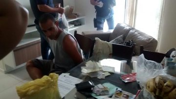 Imagem Polícia prende guarda municipal com drogas em Itapuã