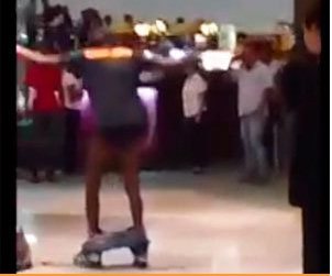 Imagem Vídeo: homem tira roupa no Salvador Shopping para mostrar que não roubou
