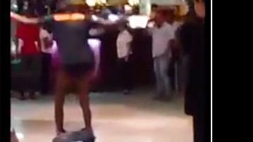 Imagem Vídeo: homem tira roupa no Salvador Shopping para mostrar que não roubou