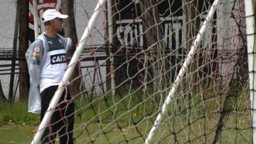 Imagem Léo Costa deixa treino do Vitória mais cedo após trauma no tornozelo