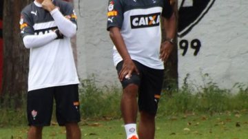 Imagem Em último treino em Salvador, Jorginho trabalha bolas paradas no Vitória