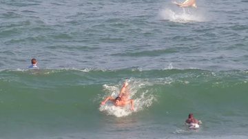 Imagem Suspeita de tubarão assusta surfistas e banhistas em Itapuã; Veja vídeo