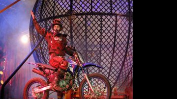 Imagem Le Cirque: motoqueiros se chocam em apresentação no globo da morte