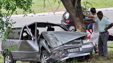 Imagem Veículo colide em árvore e motorista fica ferido no Vale de Nazaré