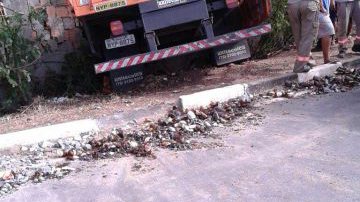 Imagem Caminhão da Schincariol tomba na Estrada do Coco e três ficam feridos