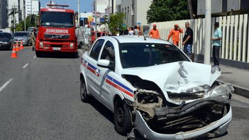 Imagem Colisão entre dois veículos deixa idoso ferido na Avenida Manoel Dias 