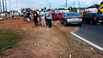 Imagem Guarajuba: motorista bate em bloco de cimento e quebra as pernas