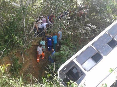 Imagem Acidente com ônibus escolar deixa dezenas de feridos em Pojuca