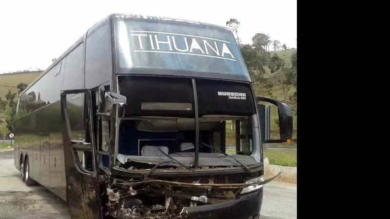Imagem   Acidente entre carro e ônibus da Banda Tihuana mata motorista
