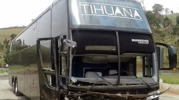 Imagem   Acidente entre carro e ônibus da Banda Tihuana mata motorista
