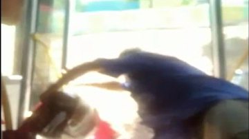 Imagem Vídeo: homem cai de ônibus enquanto conversa com outros passageiros