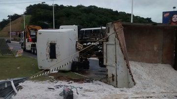 Imagem Caçamba carregada com areia tomba na Avenida Paralela e motorista morre