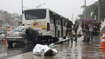 Imagem Uma pessoa morre em colisão entre carro e ônibus na Heitor Dias