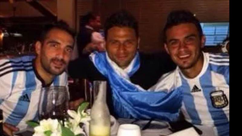 Imagem Maxi, Escudero e Emanuel se unem para comemorar vitória da Argentina