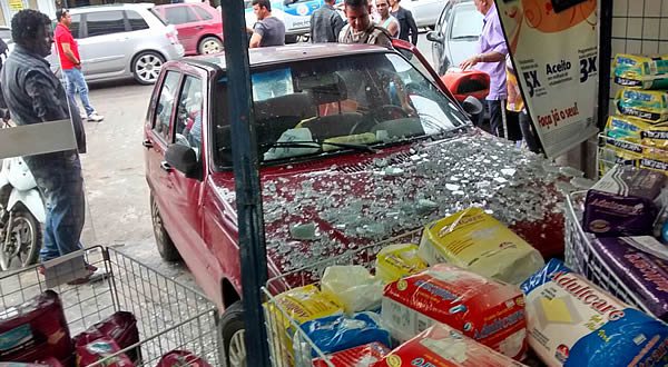 Imagem Motorista esquece veículo engrenado e invade farmácia em Teixeira de Freitas