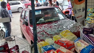 Imagem Motorista esquece veículo engrenado e invade farmácia em Teixeira de Freitas