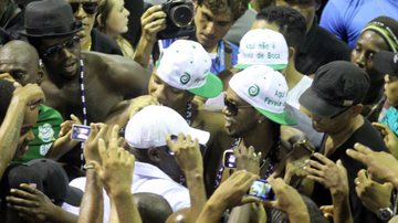 Imagem Sem camisa e com colares do Gandhy, Ronaldinho ‘escalda’ na Avenida