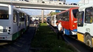 Imagem Manhã de caos: Estação Pirajá é bloqueada e BR-324 travada por manifestantes