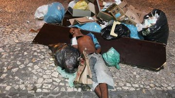 Imagem Leitor denuncia excesso de lixo na região do Elevador Lacerda