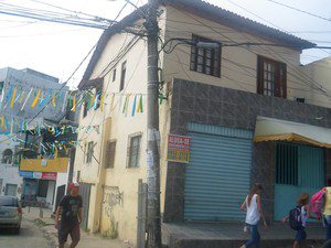 Imagem Poste prestes a cair em Itapuã causa riscos à moradores