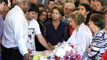 Imagem Dilma e Wagner ouvem coro de música de Campos em velório de Suassuna