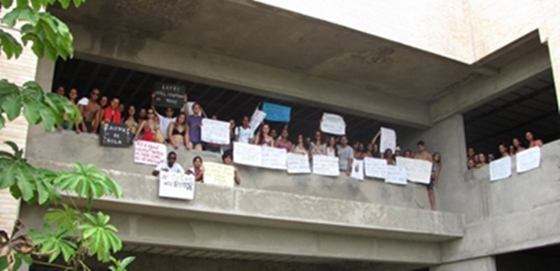 Imagem De biquini, estudantes da UFRB protestam por melhorias em campus