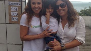 Imagem Acompanhada da esposa, Daniela Mercury vota em Salvador