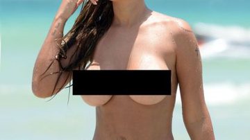 Imagem Gosta de aparecer: Andressa Urach anda de jet ski e curte praia de topless