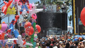Imagem Bloco Happy abre segundo dia de Carnaval na Barra