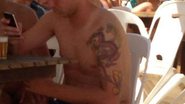 Imagem De folga, atacante do Vitória curte praia com a ‘loira gelada’