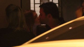 Imagem Marina Ruy Barbosa troca beijos com namorado em restaurante