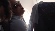 Imagem Léo Santana é flagrado roncando dentro de avião. Veja vídeo