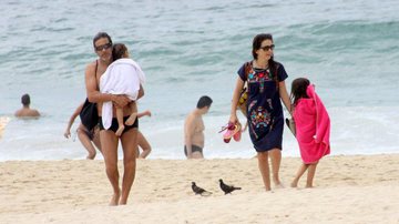 Imagem Claudia Abreu se diverte com a família na praia