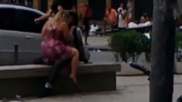 Imagem Vídeo: casal é flagrado fazendo sexo durante manifestação