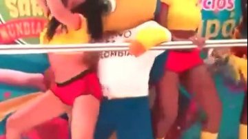 Imagem Vídeo: Fuleco empolgado encoxa dançarinas colombianas