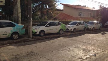 Imagem Leitor do Bocão denuncia veículos novos do SUS estacionados em rua da Barra