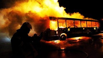Imagem Cinco ônibus são incendiados em São Paulo