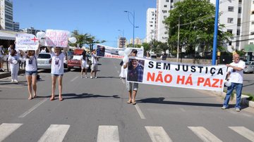 Imagem Amigos e parentes do primo de Ju Moraes protestam no Imbuí