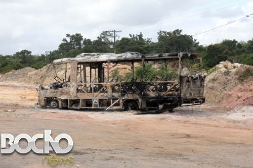 Imagem Manifestantes queimam ônibus na Via Parafuso