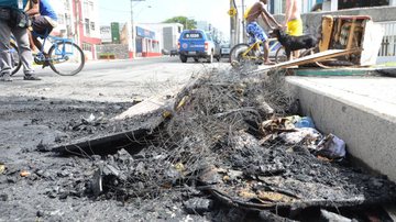 Imagem Moradores incendeiam ônibus no bairro de Amaralina