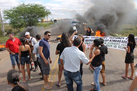 Imagem Moradores de Brumado fecham BA em protesto contra construção de presídio