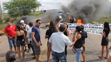 Imagem Moradores de Brumado fecham BA em protesto contra construção de presídio