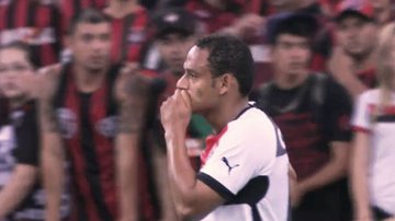 Imagem Vitória é derrotado pelo Atlético-PR e volta para a lanterna do Brasileirão